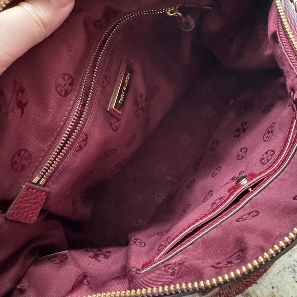 Tory Burch Taylor Satchel/Shoulder Bag in Pebble Leather. Imperial Garnet - Picture 7 of 7